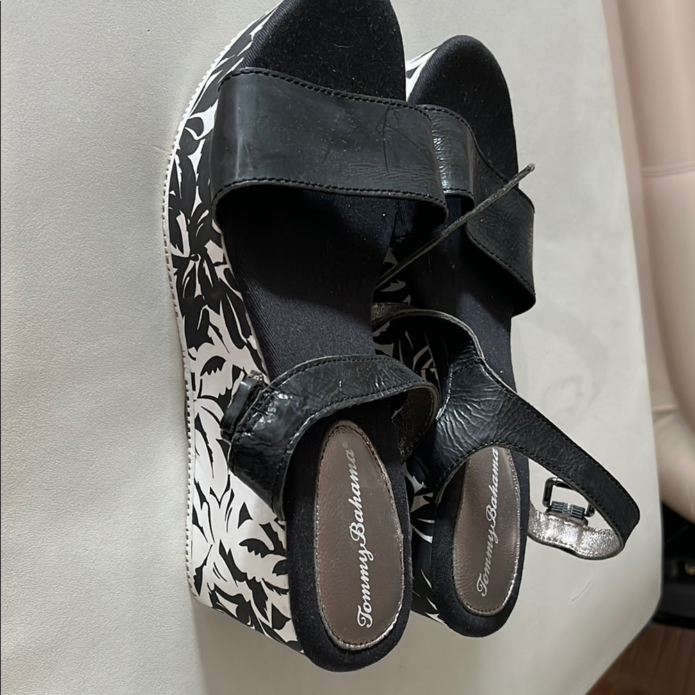 Tommy Bahama Black and White Platform Sandals NEW **